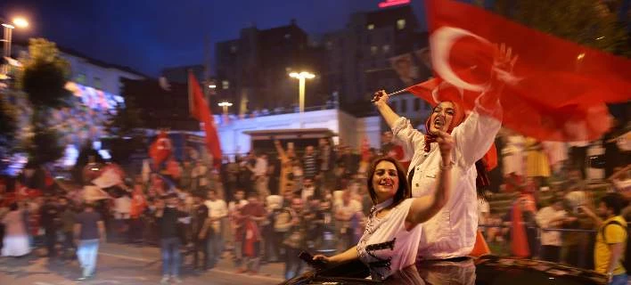 Φιλούσαν τα χέρια του «Σουλτάνου» Ερντογάν – Εικόνες τριτοκοσμικής χώρας στην Κωνσταντινούπολη (Βίντεο)